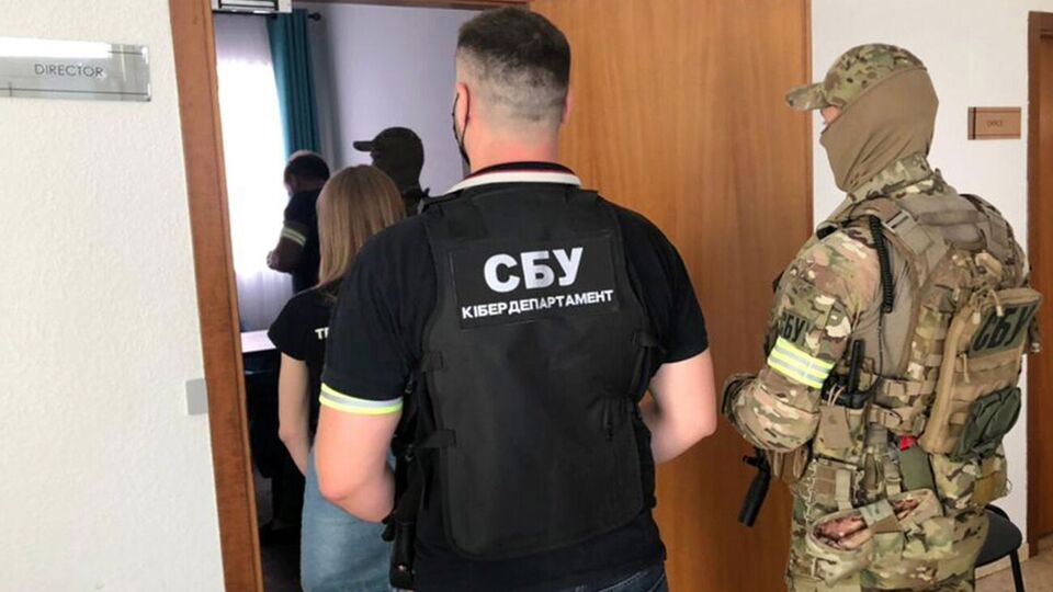 Чиновники віддали підконтрольній фірмі кошти, які уряд надав на інформатизацію служби