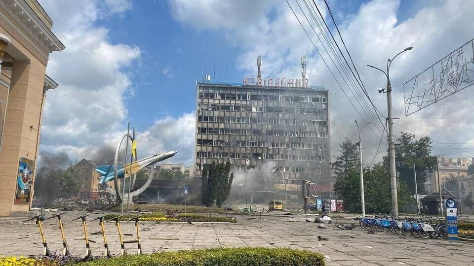 Унаслідок ракетного удару росіян по Вінниці загинуло щонайменше 17 людей, зокрема двоє дітей, десятки поранено. Фоторепортаж