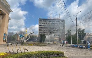 Дом офицеров в Виннице (слева) оккупанты атаковали как якобы военный объект