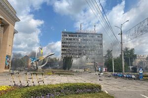 Будинок офіцерів у Вінниці (ліворуч) окупанти атакували як нібито військовий об'єкт