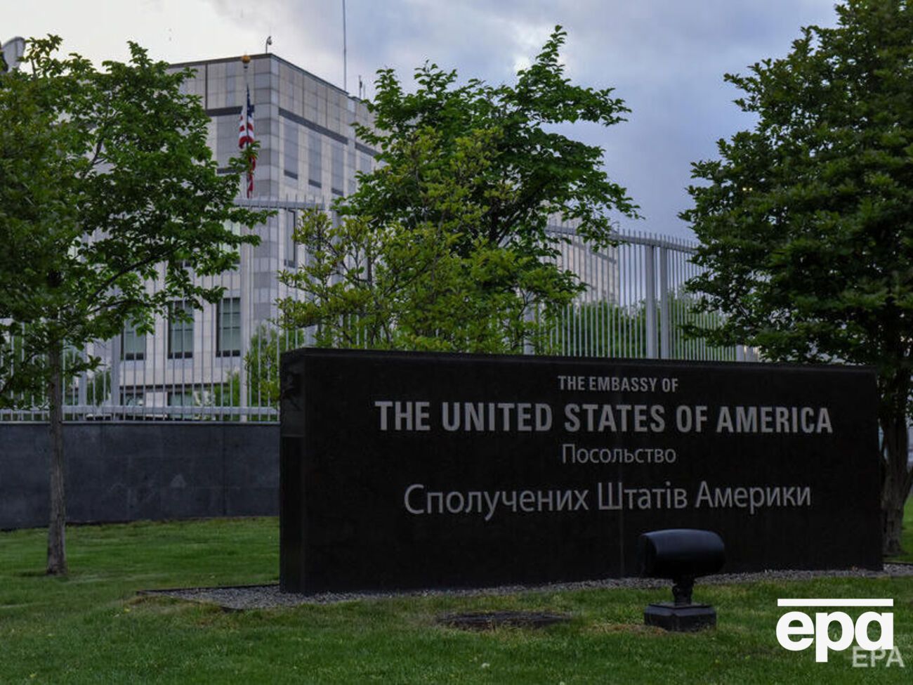 Ситуация с безопасностью по всей Украине остается непредсказуемой, отметили в посольстве США в Киеве