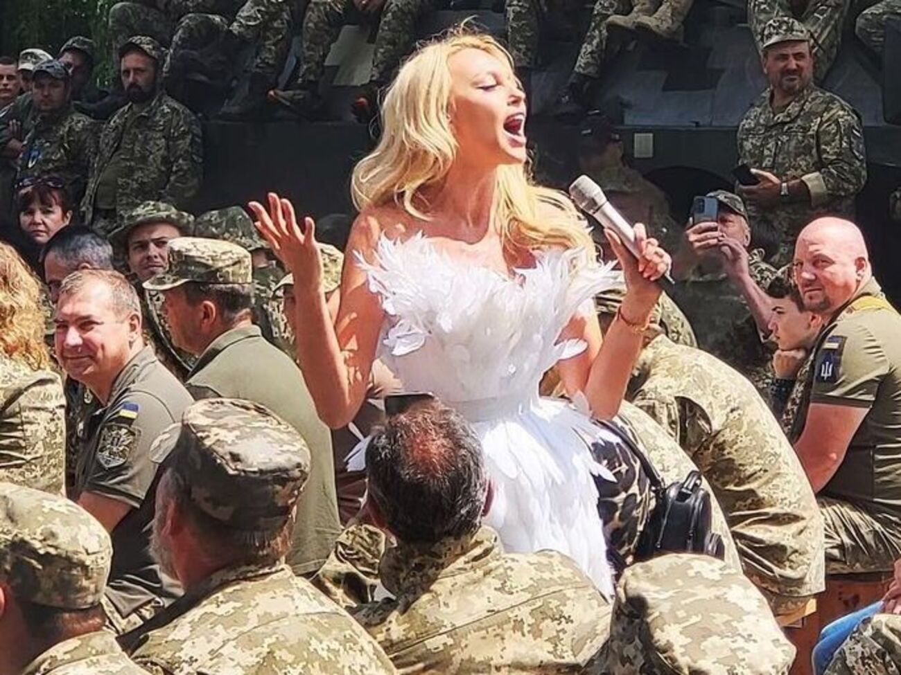 По словам жены военнослужащего, Полякова навестила украинских защитников без камер