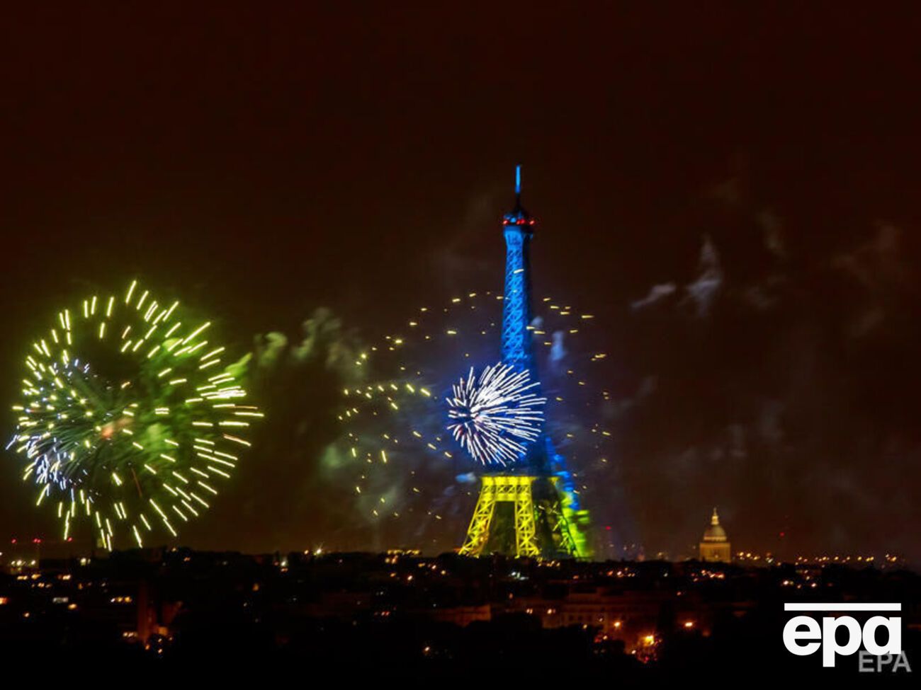 Цветами флага Украины Эйфелеву башню подсветили под песню Stefania&nbsp;группы Kalush Orchestra