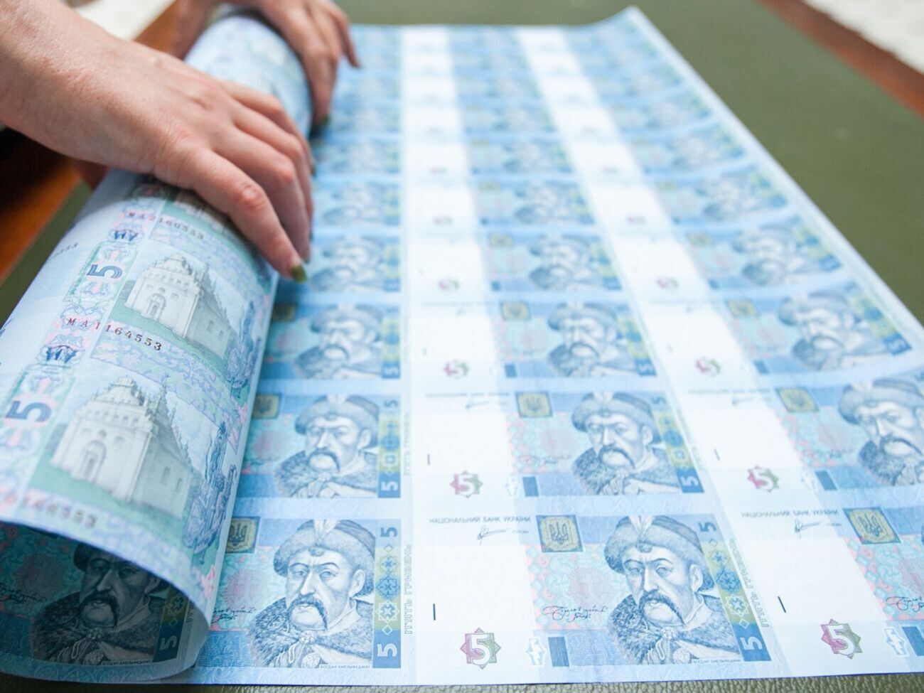 НБУ предпринимает меры, чтобы не допустить гиперинфляции и девальвации гривны, заверил замглавы Нацбанка Сергей Николайчук