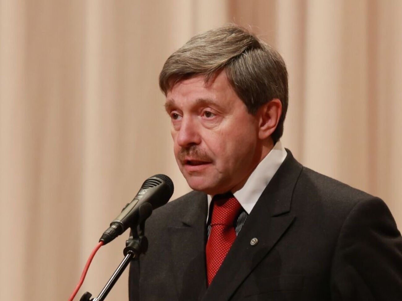 Мир единодушно принял на вооружение лозунг с острова Змеиный, все больше понимая, что слова "военный" и "корабль" в нем лишние