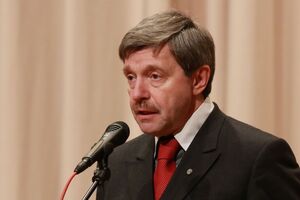 Мир единодушно принял на вооружение лозунг с острова Змеиный, все больше понимая, что слова "военный" и "корабль" в нем лишние