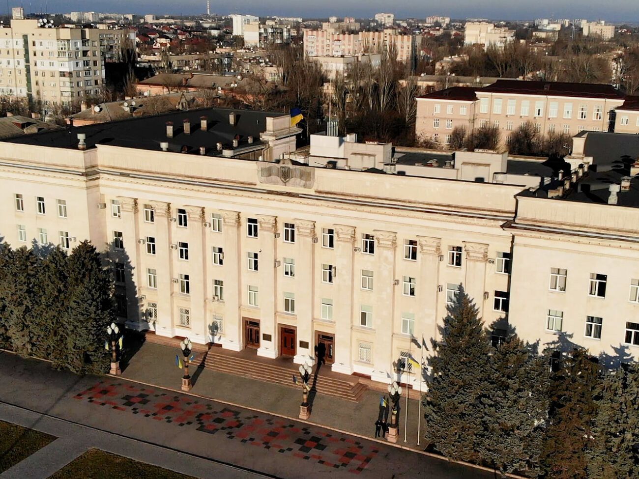 Коллаборанты и россияне рассредоточились по городу, покинув здание Херсонской ОГА