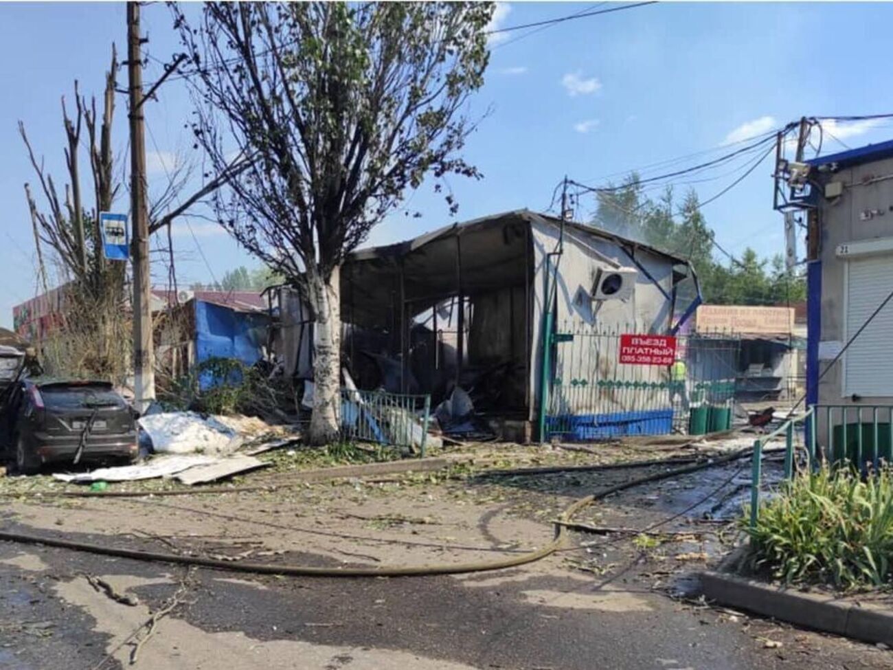 По центральному ринку Бахмута окупанти випустили одну ракету, ще дві – по житловому масиву, зазначили у поліції Донецької області