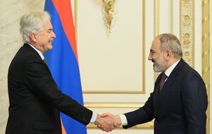 Бернс (на фото зліва) і Пашинян зустрілися в Єревані