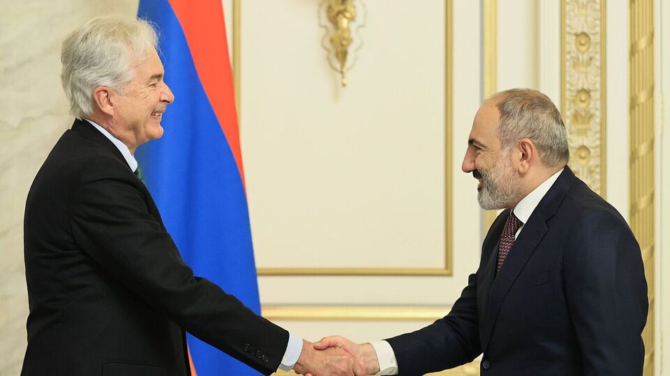 Бернс (на фото зліва) і Пашинян зустрілися в Єревані