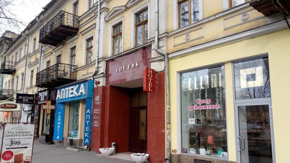 По данным местных СМИ, суд арестовал и передал АРМА четыре отеля в Одессе, в том числе "Центральный"