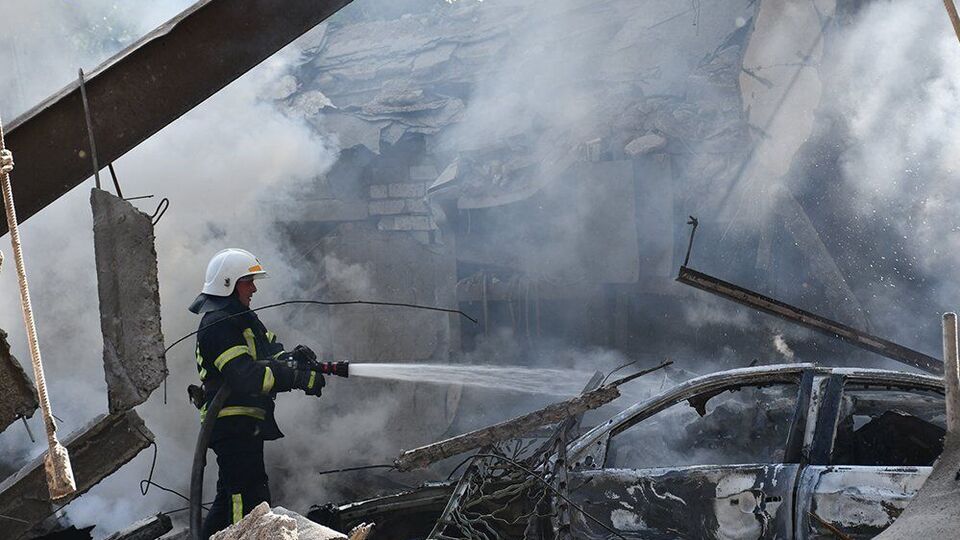 Унаслідок обстрілів у Миколаєві сталися пожежі (на фото наслідки вчорашньої атаки)