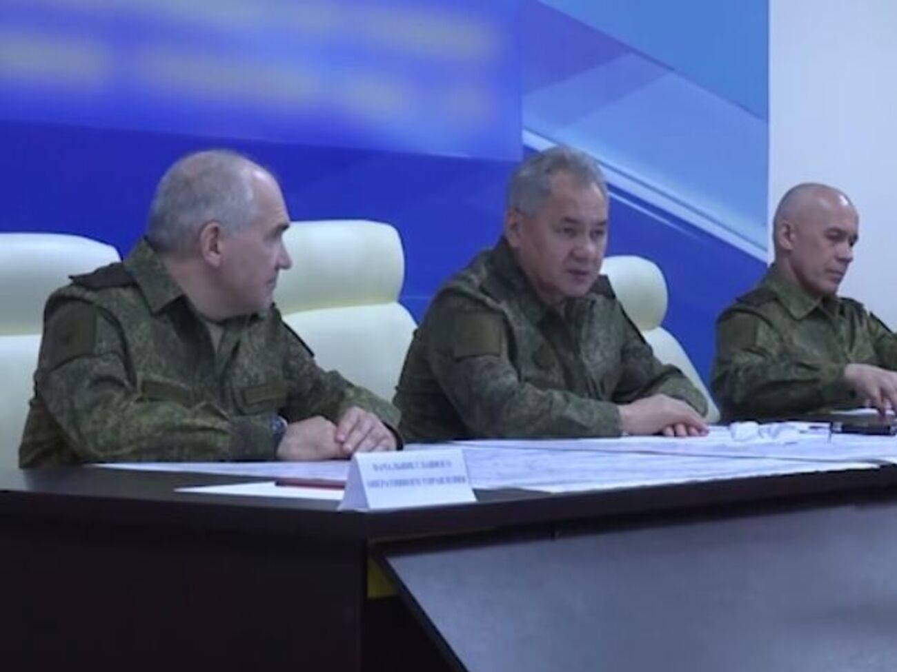 Шойгу (у центрі) проінспектував російські війська, які воюють проти України. Де він їх інспектував, не уточнюють