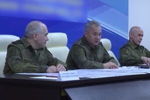 Шойгу (в центре) проинспектировал российские войска, воюющие против Украины. Где он их инспектировал, не уточняется