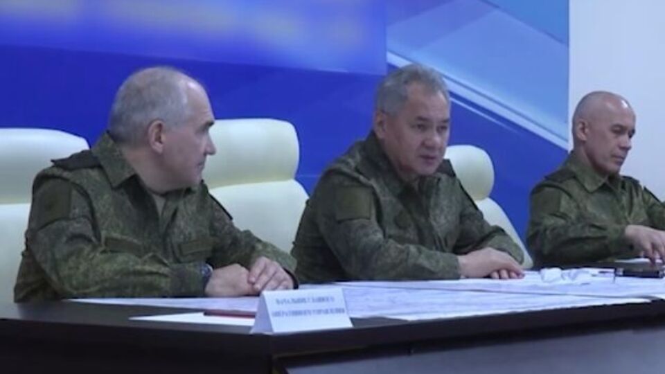Шойгу (у центрі) проінспектував російські війська, які воюють проти України. Де він їх інспектував, не уточнюють