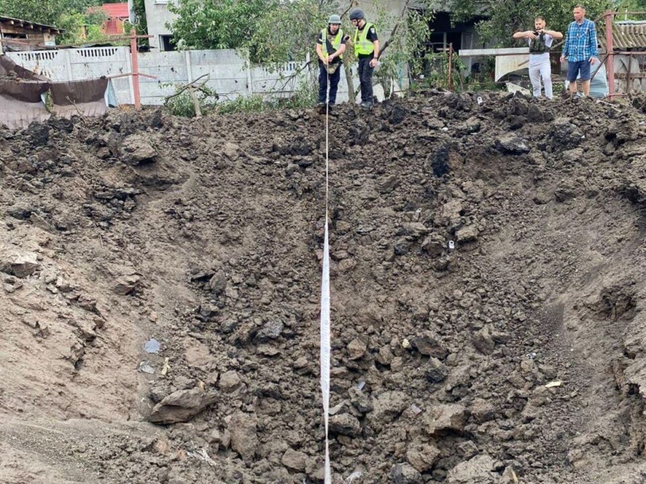 Російські ракети зруйнували будівлі і залишили вирви діаметром до 14,5 м