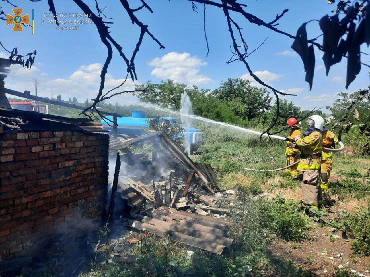 У населених пунктах Миколаївської області зафіксовано влучання снарядів у житлові будинки, внаслідок чого виникли пожежі та руйнування