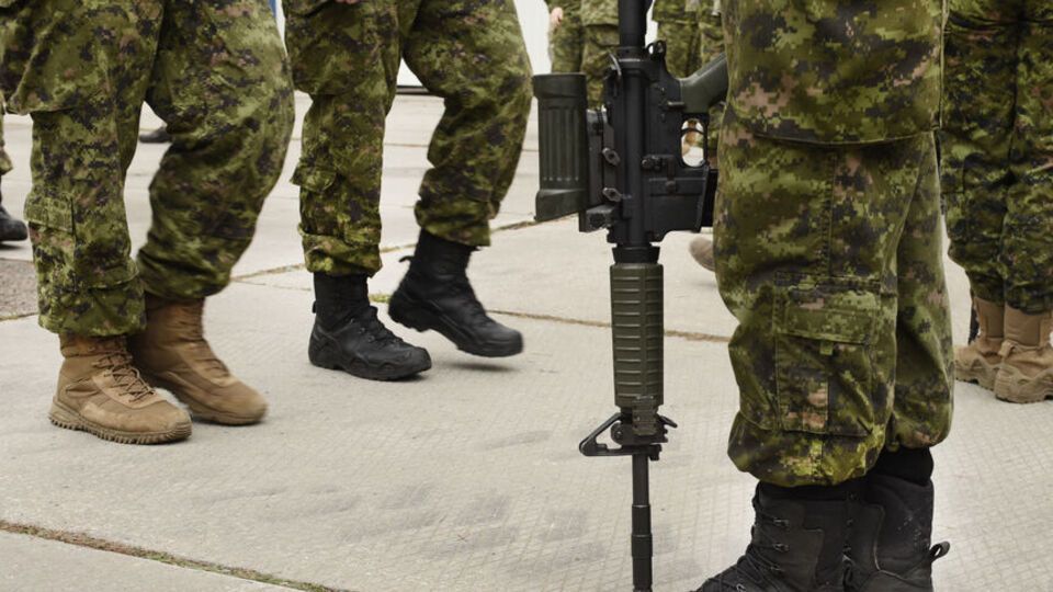 Гайдай наголосив, що деякі жителі нещодавно окупованих регіонів ідуть воювати добровільно.