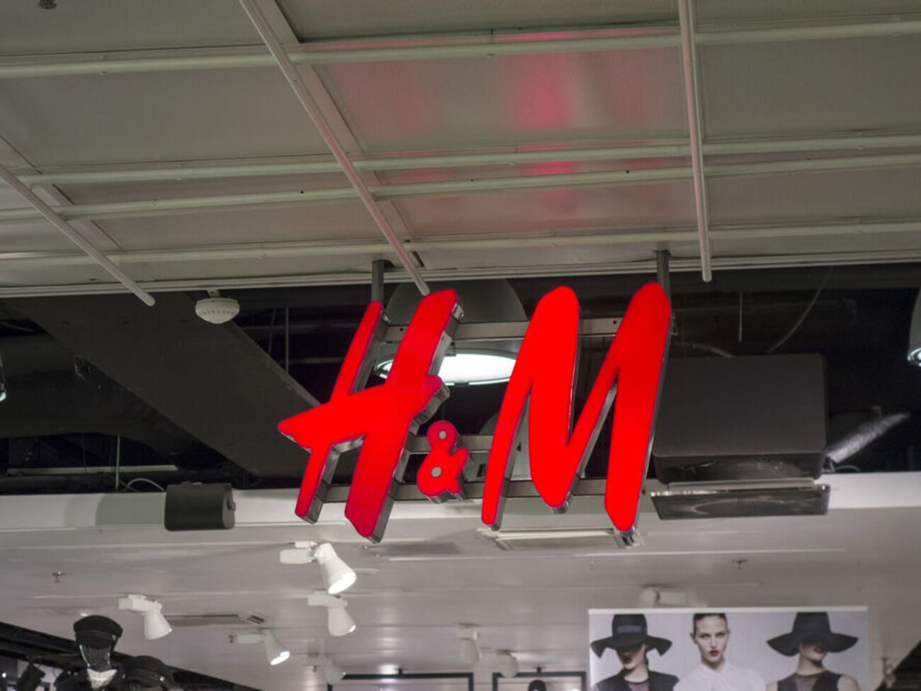 Еще 2 марта H&M Group приостановила все продажи в России
