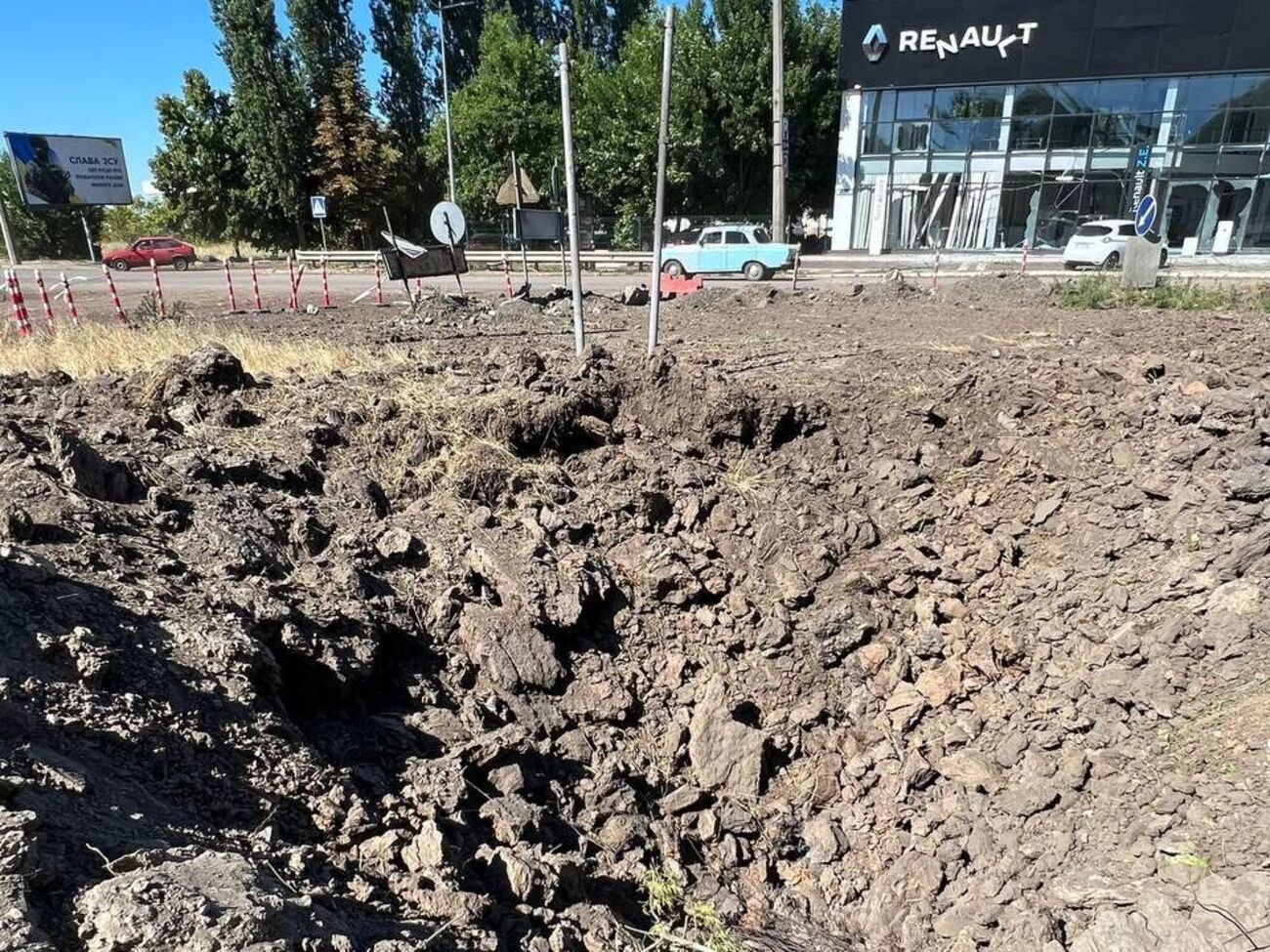 Во время ночного обстрела Николаева оккупанты атаковали автосалон и салон сельхозтехники. Фоторепортаж