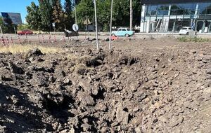 Во время ночного обстрела Николаева оккупанты атаковали автосалон и салон сельхозтехники. Фоторепортаж