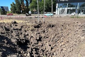 Во время ночного обстрела Николаева оккупанты атаковали автосалон и салон сельхозтехники. Фоторепортаж
