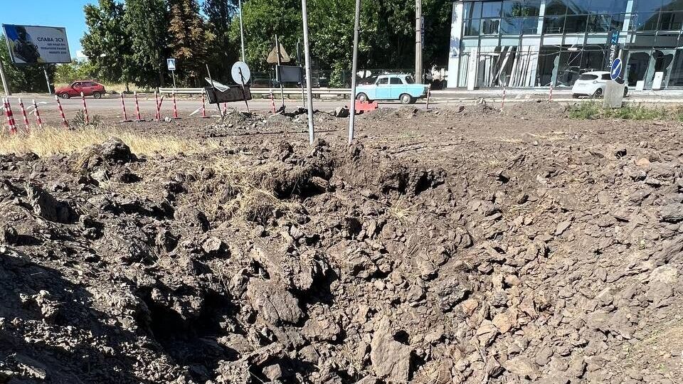 Во время ночного обстрела Николаева оккупанты атаковали автосалон и салон сельхозтехники. Фоторепортаж