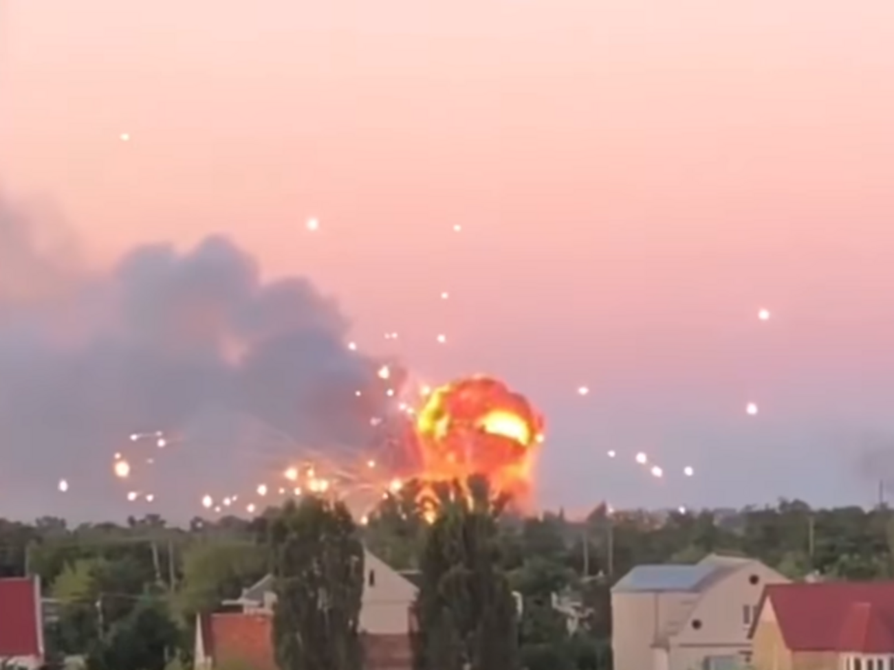 По словам Хланя, по состоянию на 11.00 склад продолжал детонировать