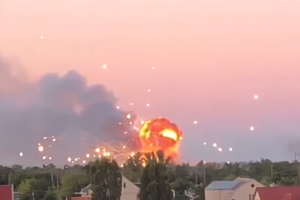 По словам Хланя, по состоянию на 11.00 склад продолжал детонировать