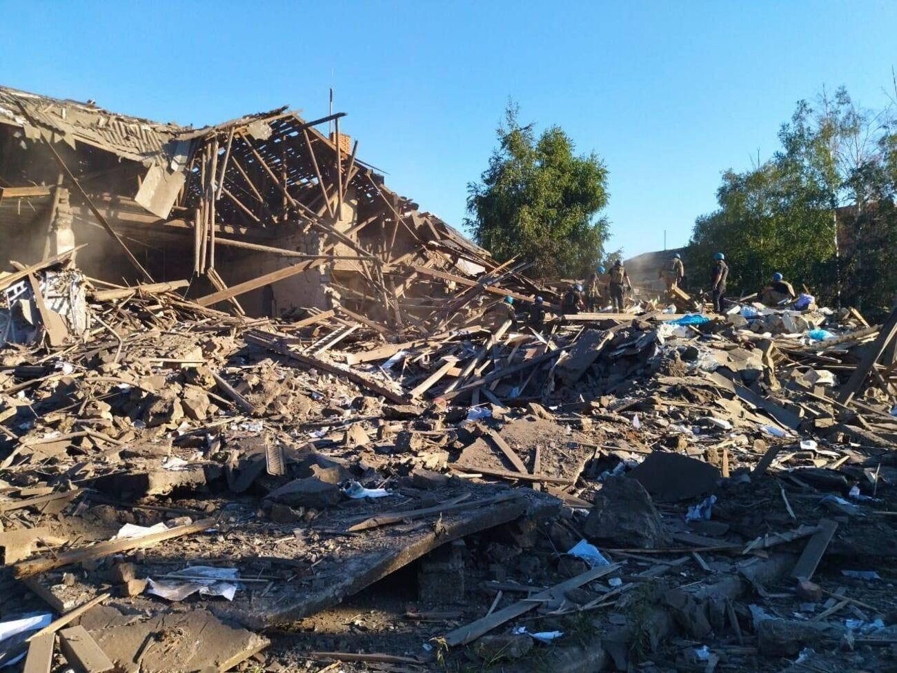 Унаслідок обстрілу в Торецьку зруйновано двоповерхову будівлю