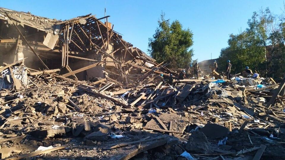 Унаслідок обстрілу в Торецьку зруйновано двоповерхову будівлю