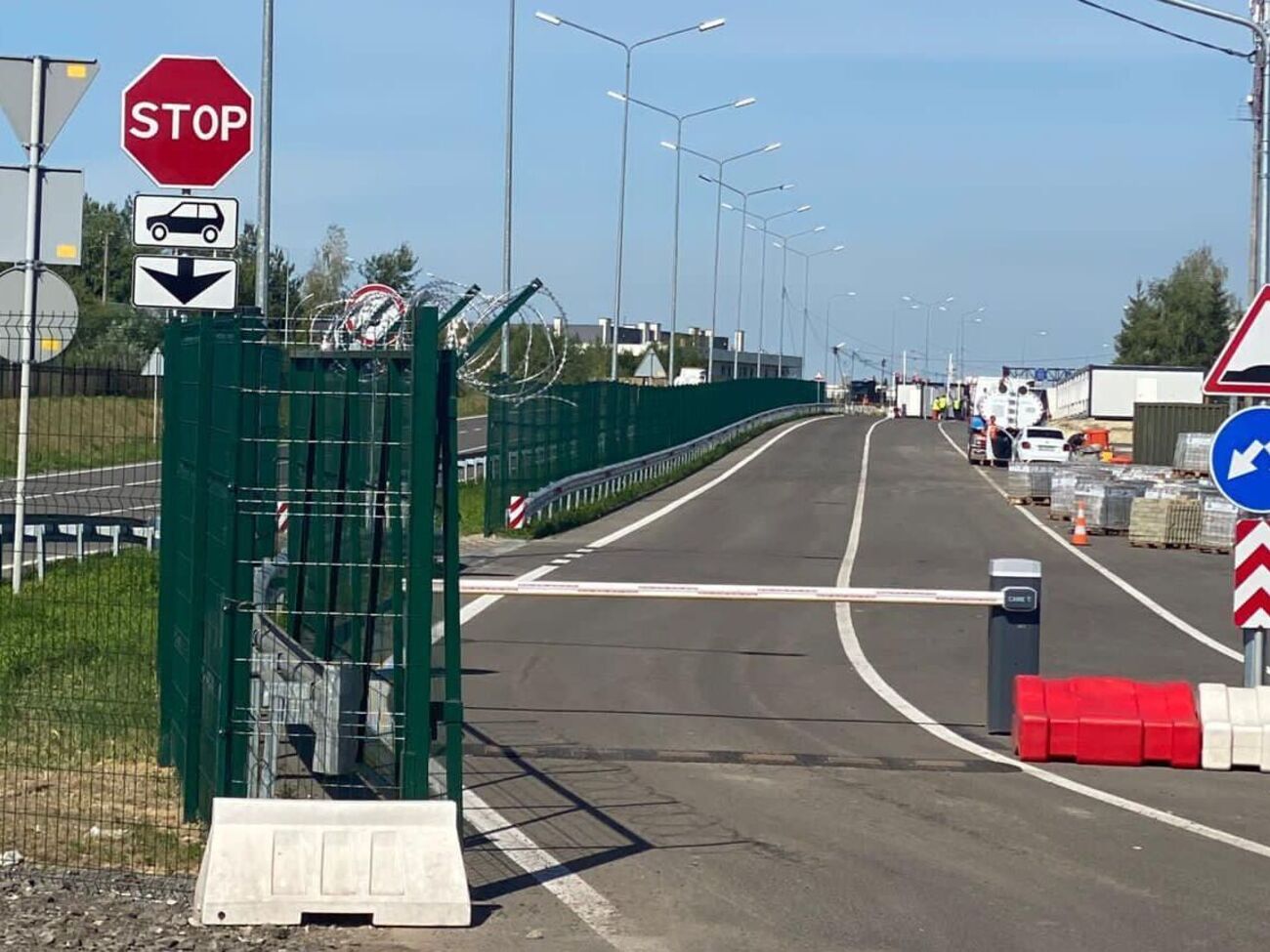 Пункт пропуску "Краківець" дообладнають, після чого рух легкових автомобілів та автобусів буде відновлено