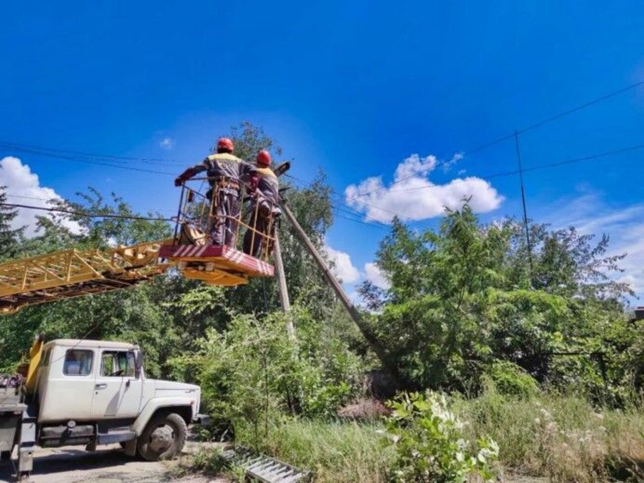 У значну частину будинків світло доводиться повертати мало не щодня