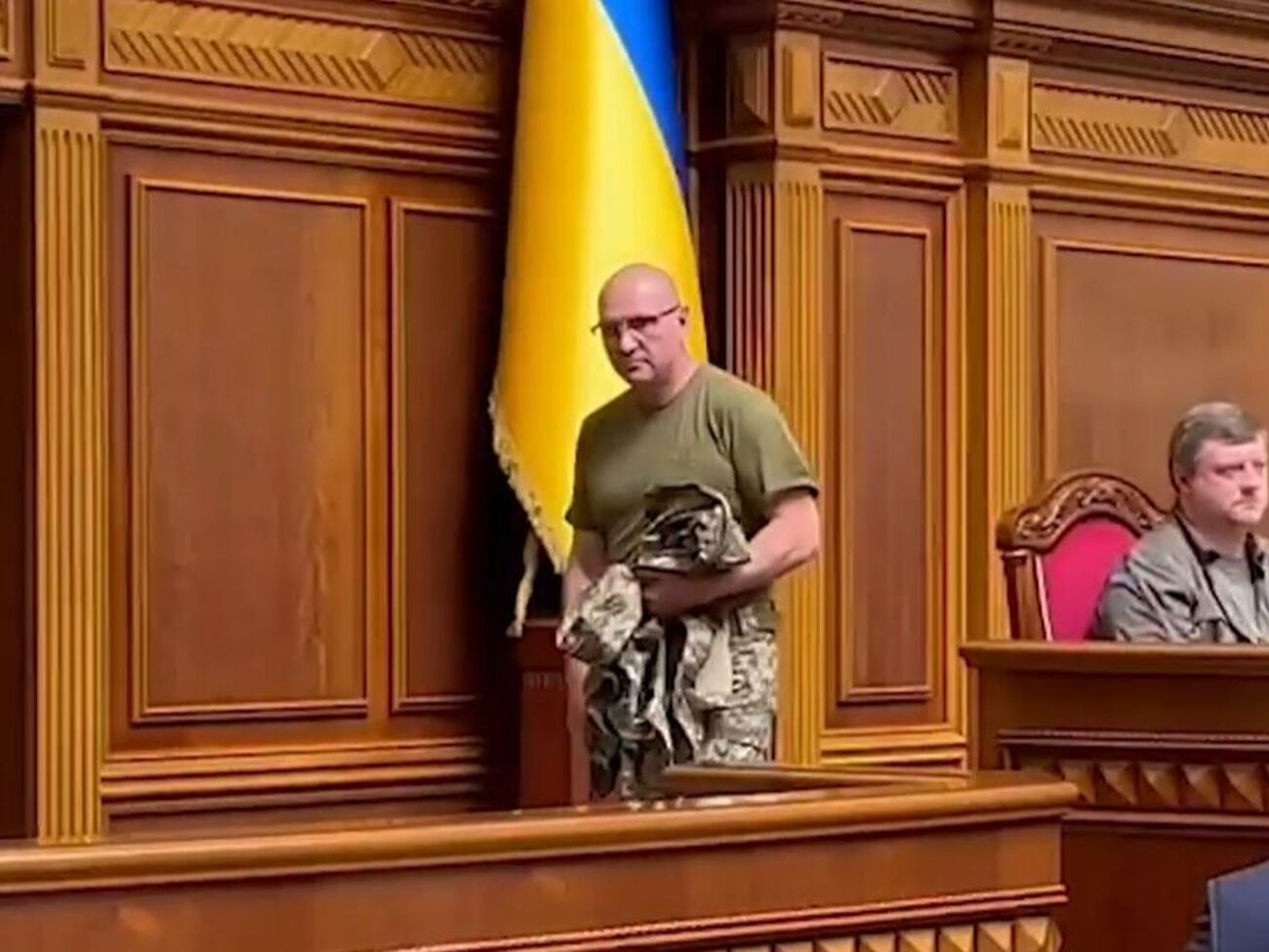 Шевченко зняв військову куртку, цього виявилося замало