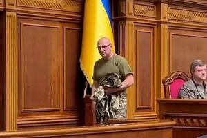 Шевченко снял военную куртку, этого оказалось недостаточно