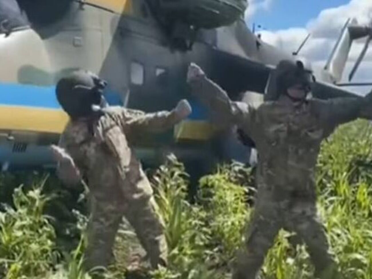 Українські захисники для ролика вибрали куплет пісні зі словами:&nbsp;"Ех, блін, повернусь додому, а там ластівки, ластівки, ластівки"