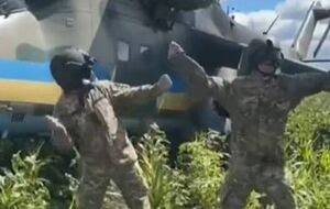 Украинские защитники для ролика выбрали куплет песни со словами: "Ех, блін, повернусь додому, а там ластівки, ластівки, ластівки"