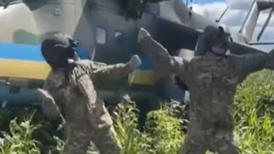 Украинские защитники для ролика выбрали куплет песни со словами: "Ех, блін, повернусь додому, а там ластівки, ластівки, ластівки"