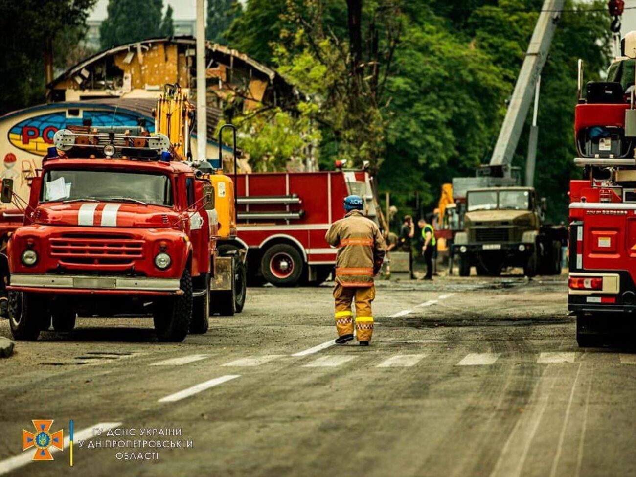 Спасатели более полутора суток тушили пожар на "Южмаше" и разобрали более 325 тонн завалов
