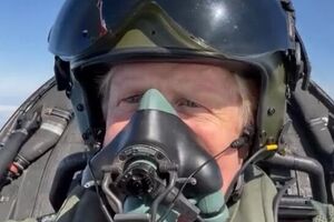 Джонсон після виходу у відставку спробував себе у ролі льотчика-винищувача