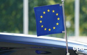Евросоюз не намерен прекращать вводить санкции против России, заявляют его представители