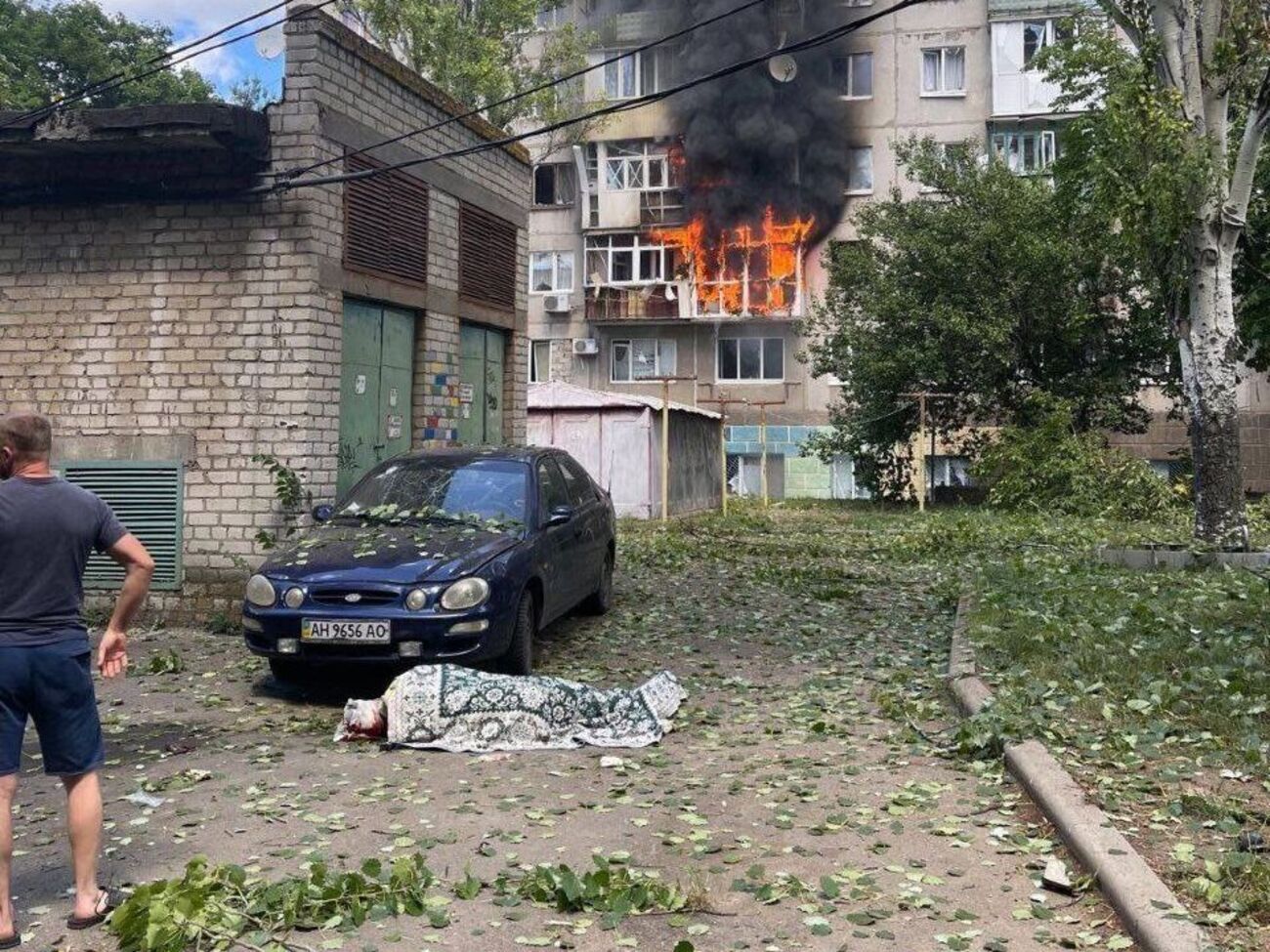 В результате обстрела центра Краматорска возник пожар в жилом доме, есть погибший