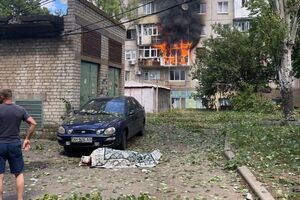 В результате обстрела центра Краматорска возник пожар в жилом доме, есть погибший