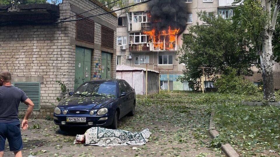 В результате обстрела центра Краматорска возник пожар в жилом доме, есть погибший