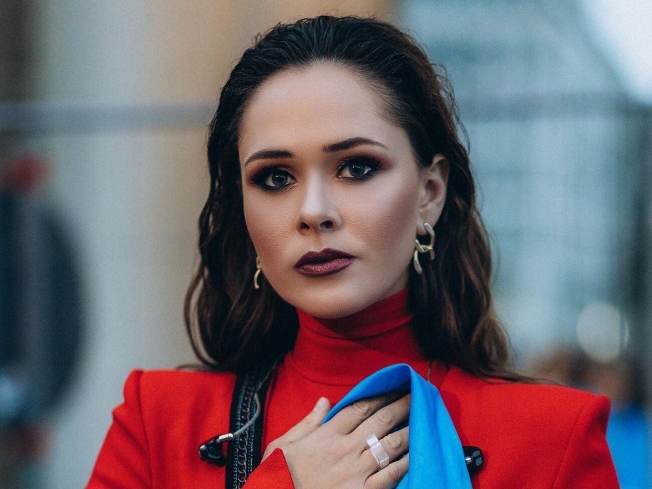 Санина в рамках проекта "Буремні вірші" прочитала стихотворение "Я залишила свою душу&hellip;"