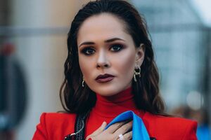 Санина в рамках проекта "Буремні вірші" прочитала стихотворение "Я залишила свою душу…"