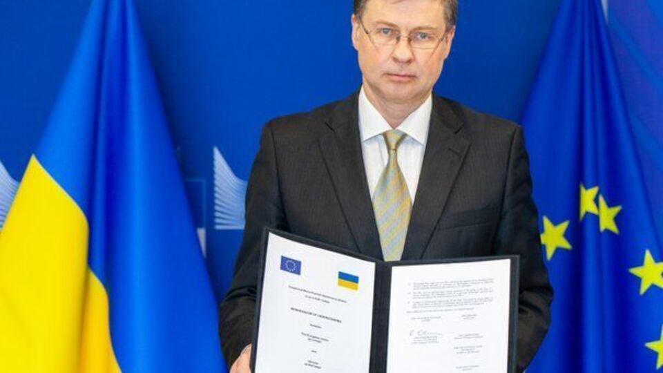 Віцепрезидент Єврокомісії опублікував фото підписаного меморандуму