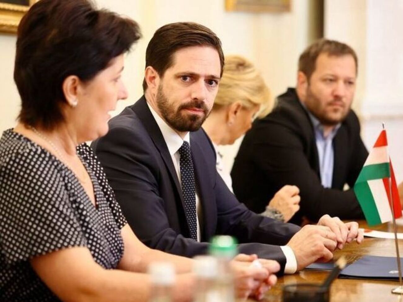 Венгрия не будет предоставлять свое оружие, но&nbsp;третьи страны могут пользоваться ее территорией для поставок Украине, отметил&nbsp;Мадяр (второй слева)