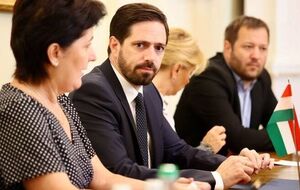 Венгрия не будет предоставлять свое оружие, но третьи страны могут пользоваться ее территорией для поставок Украине, отметил Мадяр (второй слева)