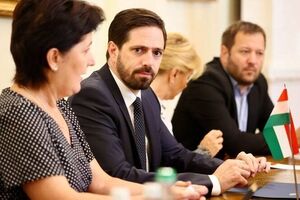 Угорщина не надаватиме своєї зброї, але треті країни можуть користуватися її територією для постачання Україні, зазначив Мадяр (другий ліворуч)